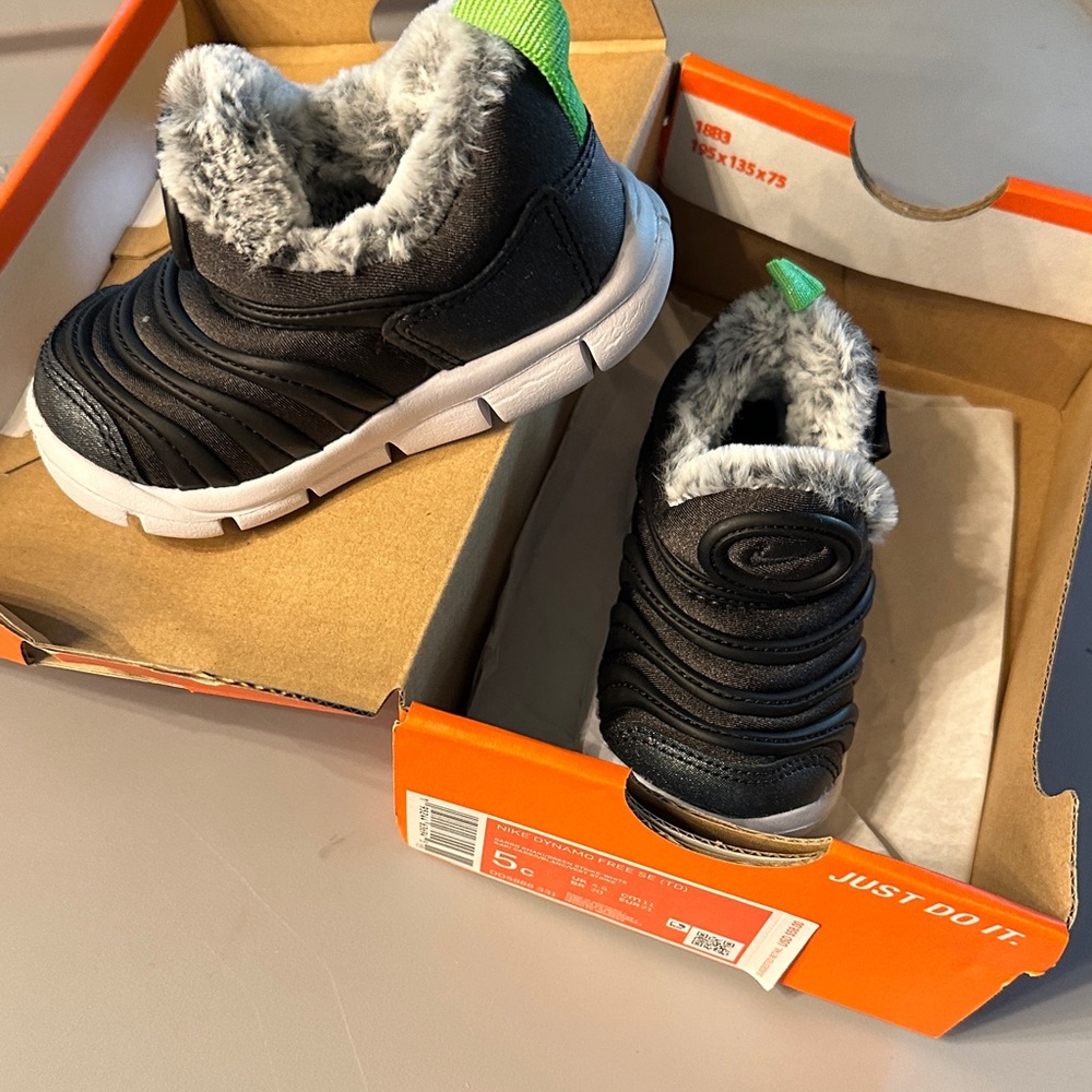 Nike toddler Black and Green Sneakers 5c